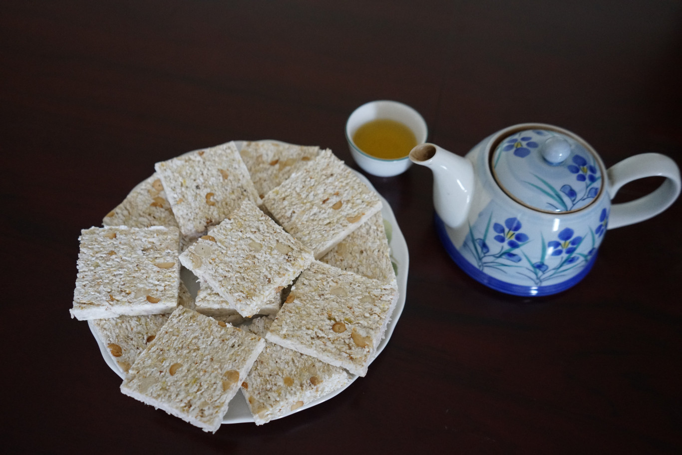 B&aacute;nh hộc được cắt l&aacute;t mỏng, d&ugrave;ng với tr&agrave; đ&atilde;i kh&aacute;ch ng&agrave;y Tết
